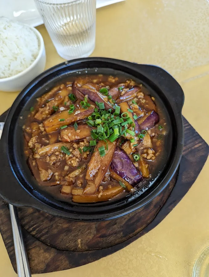 Restaurant H&V, cassolette d'aubergines à la viande hachée mijotée en sauce brune, servie avec du riz
